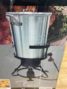 lot 63 image: RIVERGRILLE 30 Qt. Turkey Fryer Package