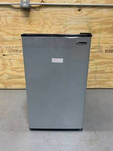 lot 69 image: MAGIC CHEF 4.4 cu. ft. Mini Fridge in Stainless Look