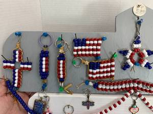 lot 32 image: 20 Individual American Pride Lanyards, Keychains and Lapel Pins - Assembled By Local Veteran