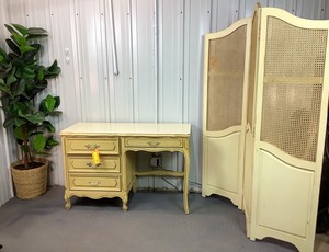 lot B-6 image: Desk and Divider Lot No.6