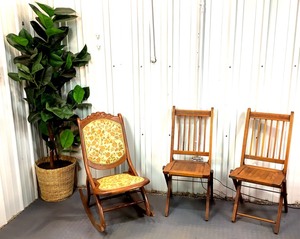 lot D-19 image: Antique Folding Chairs
