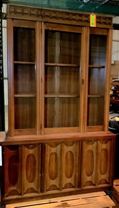 lot A-1 image: Vintage Lighted Hutch
