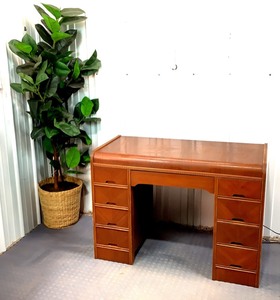 lot B-7 image: Vintage Desk