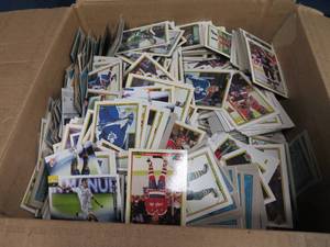 HUNDREDS OF HOCKEY CARDS