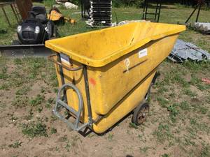 lot 6 image: Rubbermaid Heavy Duty Rolling Commercial Cart