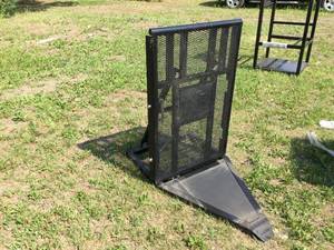 lot 9 image: Modular Portable Interlocking Barricade
