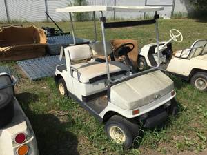 lot 18 image: Yamaha Gas Golf Cart - Project With Canopy