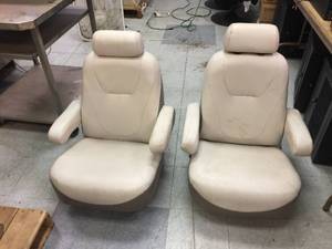 lot 84 image: 2 Fancy Reclining Vinyl Boat Seats