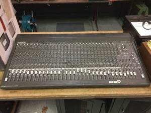 lot 137 image: Mackie SR32-4 VLZ Pro Bus Mixing Console