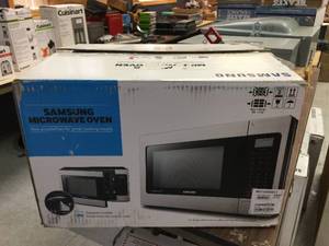 lot 173 image: Samsung 1.1 CF Countertop Microwave Oven