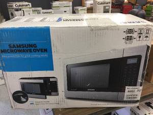 lot 180 image: Samsung 1.1 CF Countertop Microwave Oven