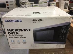 lot 182 image: Samsung 1.9 CF Countertop MIcrowave Oven