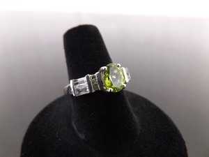 .925 Sterling Silver Oval Cut Peridot Crystal Ring Size 6.75