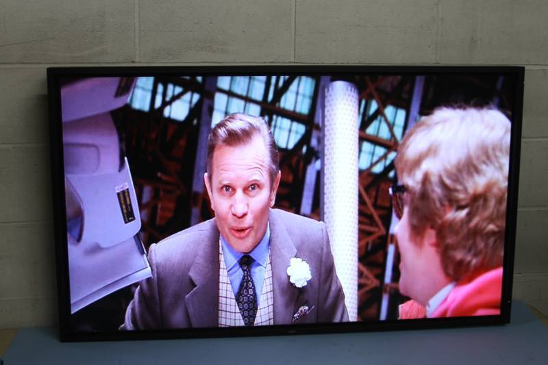 lot 82 image: 52 Professional Grade Large Screen High Definition HD 1080p LCD5220 Display  Monitor with AV Inputs