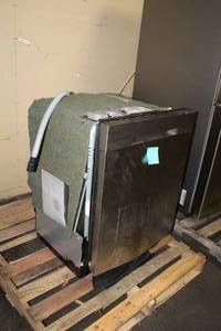 lot 897 image: 2018 Samsung Dishwasher DW80K505US (display model)