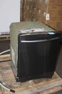 lot 825 image: 2018 Samsung Dishwasher DW80K7050UG (display model)
