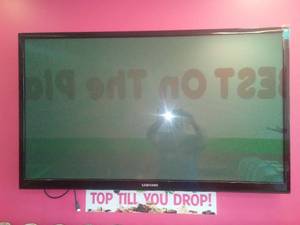 lot 35 image: 55 in. Samsung Flat Screen TV with wall Mount and Remote.
