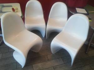 lot 12 image: White Retro IndoorOutdoor Conversational Chairs (4)