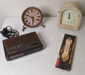 lot 532 image: Lot of (3) Vintage Clocks & Vintage Outdoor Thermometer