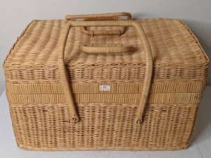 lot 533 image: Beautiful Vintage Wicker Picnic Basket