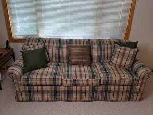 lot 537 image: Beautiful Flannel Couch
