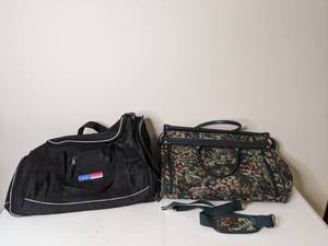 lot 542 image: Vintage Atlantic Floral Duffle Travel Bag & Teac Duffle Bag