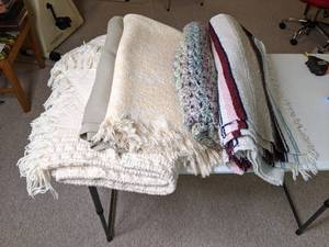 lot 508 image: Lot of (5) Assorted Throw Blankets