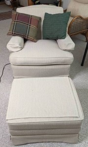 lot 514 image: Beautiful Sofa Chair & Ottoman