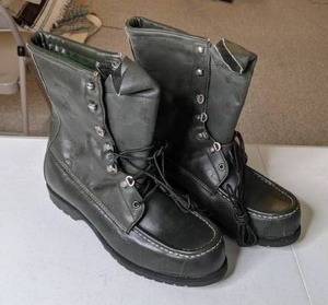 lot 515 image: Pair of Size 9 Black Boots