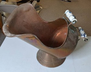 lot 517 image: Antique Vintage Copper Coal Scoop Scuttle wDelft Porcelain Handle.