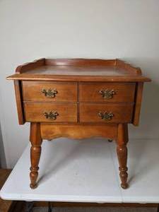 lot 528 image: Beautiful Vintage Table w Drawer