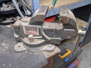 lot 12 image: Duracraft Heavy Duty 4 Bench Vise