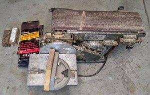 lot 20 image: Vintage Omega Tool 4 Belt & 6 Disc Sander  Accessories