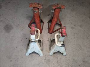 lot 48 image: Lot of (4) Jack Stands (2 Vintage)