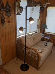 lot 420 image: Standing Black Metal 64 Floor Lamp