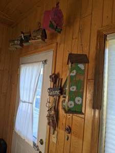 lot 422 image: Birdhouses & Birdhouse Decor