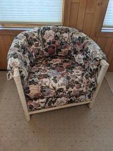 lot 418 image: Vintage Wicker Chair w Rose Detail