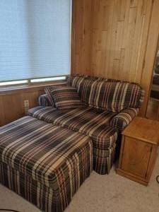 lot 419 image: Oversized Chair and Ottoman Set w Side Table