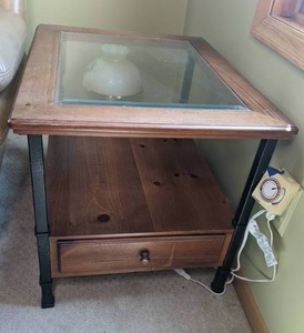 lot 372 image: Beautiful Vintage Coffee Table wGlass Top & Iron Legs