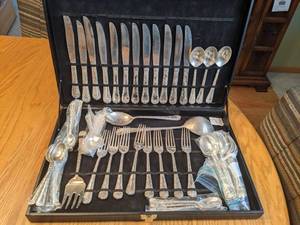 lot 382 image: Vintage WM Rogers & Sons Silver-plated Flatware Set 56 Pieces in Storage Box