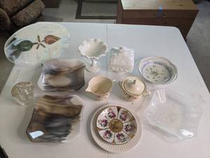 lot 412 image: Vintage Glass, China and Milk Glass Pieces
