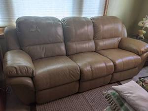lot 370 image: Beautiful Faux Leather Recliner