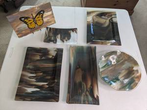 lot 402 image: Coordinating Glass Plates and Trays