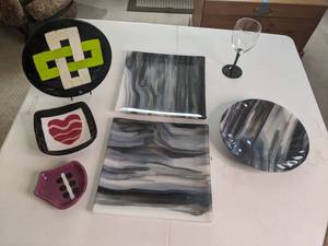 lot 404 image: Glass Plates & Decor