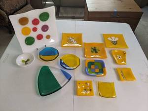 lot 407 image: Brightly Colored Glassware