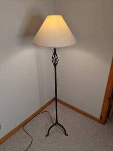 lot 579 image: Beautiful Black Wrought Iron Floor Lamp