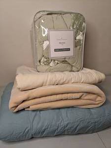 lot 551 image: (2) Twin size Down Alternative Blankets, Full Size Flannel Sheet, Cream Blanket