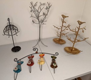 lot 552 image: (5) Jewelry Displays