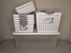lot 553 image: (8) Sterilite Baskets