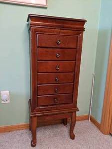 lot 356 image: Stunning Jewelry Cabinet